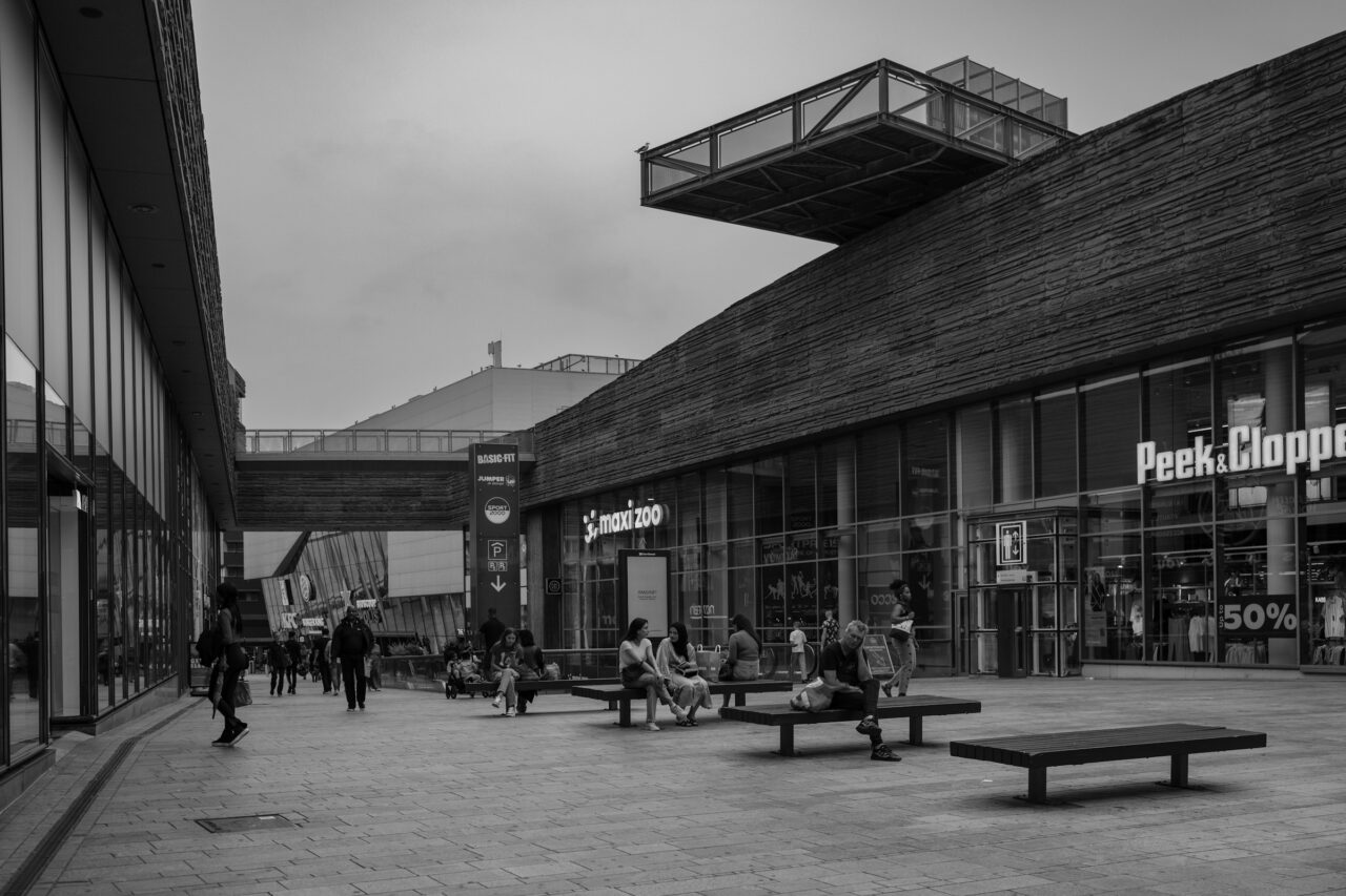 reclameborden langs de weg almere